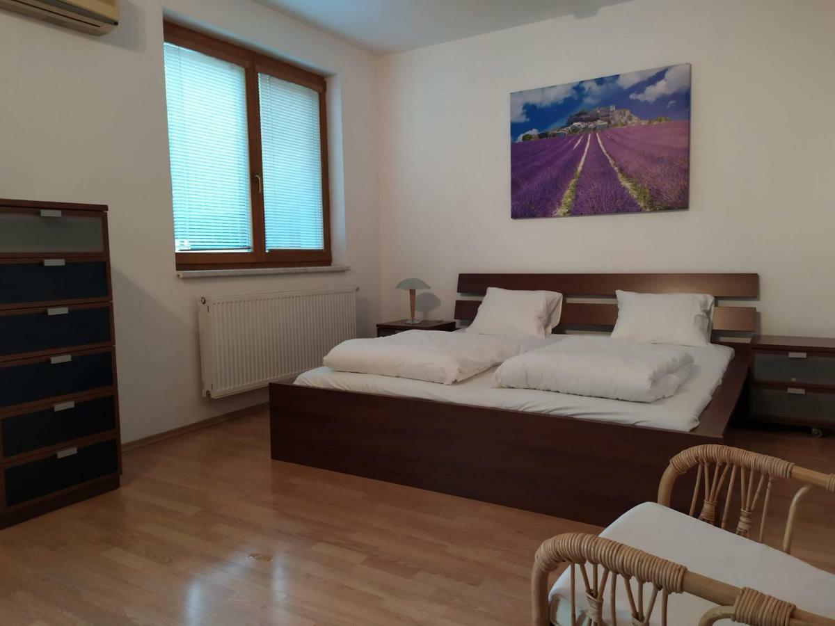 Kate & Jenny - Two-Level Apartment In The Old Town Bratislava Ngoại thất bức ảnh